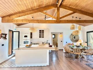 Kenz Essia Immersive chalet in a private farm with pool and open views - 9