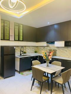 Luxury Bed apartment at lekki phase 1 - 3