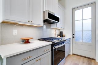 NEW Oakview Loft - River Ranch - 85 TV - Office - Nespresso - 2 King Beds - 1