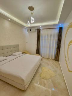 Golden Heart Flat - 5