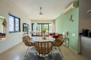 Seabreeze Retreat Stylish Blue Bay Residence - 2