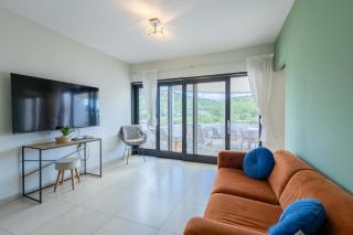 Seabreeze Retreat Stylish Blue Bay Residence - 1