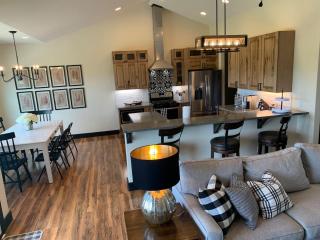 Glacier-Area Home• HotTub+ Heated Patio• 3 Baths - 6