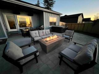 Glacier-Area Home• HotTub+ Heated Patio• 3 Baths - 7