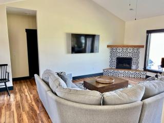 Glacier-Area Home• HotTub+ Heated Patio• 3 Baths - 4