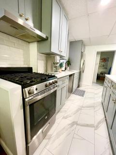 NEW - Charming 3-bedroom House - Two Blocks from the Beach - 3