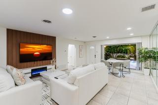 Pompano Beach Villa Waterfront with Heated Pool and Docking - 3