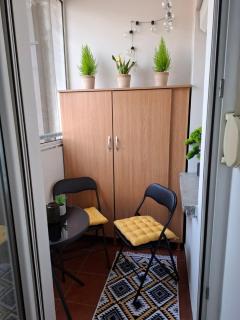 NS Urban Stay-Studio with Balcony and Free Parking - 1