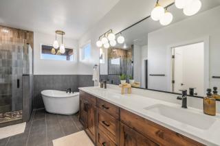 The Meadow at Natl Parks -Hot Tub- Sleeps 10-Family - 5