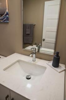 King Bed, Walk to UE, New Reno, Spacious, Parking - 6