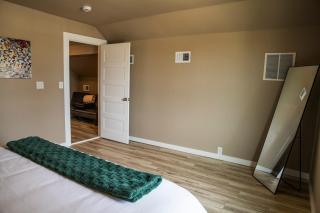 King Bed, Walk to UE, New Reno, Spacious, Parking - 5