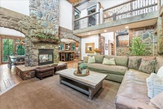 Hidden Mountain Luxury Lodge, Close to ski runs, Hot Tub , Theater - 6