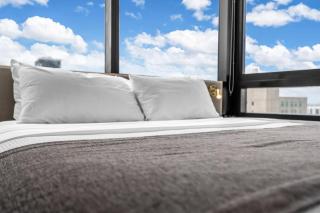 Luxury Downtown 37th Floor Amenities Pool, Gym Parking - 3