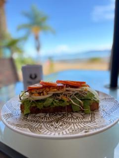 Habitación con vista al mar sobre una cafetería más desayuno - 8