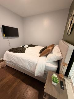 Modern 5BR Home with Backyard and Parking near NYC and Metlife Stadium - 7