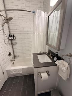 Modern 5BR Home with Backyard and Parking near NYC and Metlife Stadium - 2