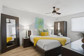 Be A Nomad - 1 Min to Jacksonville Beach - 3 Bed 3 Bath Apartment - Sleeps 6 - 7