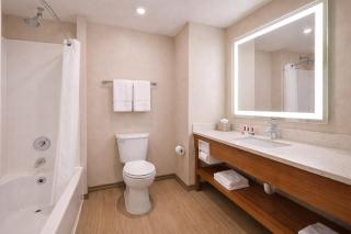 Days Inn & Suites by Wyndham Greater Tomball - 2