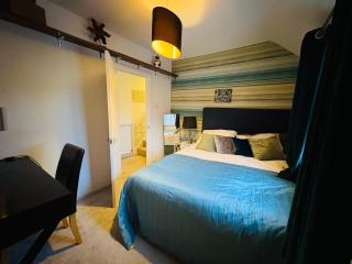 Entire 3 bedroom coach house - 8