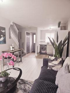 Modern 2BR house 5 min walk LFC Sleep 5 with Free parking - 8