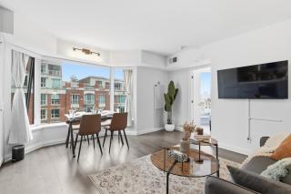 Stylish Yorkville 1BR Den Condo Sleeps 5 - 0