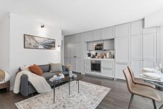 Stylish Yorkville 1BR Den Condo Sleeps 5 - 6