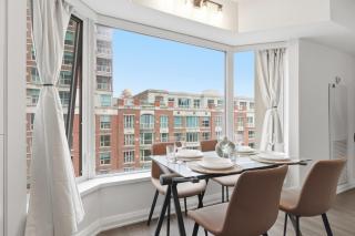 Stylish Yorkville 1BR Den Condo Sleeps 5 - 4