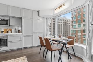 Stylish Yorkville 1BR Den Condo Sleeps 5 - 5