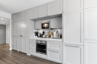 Stylish Yorkville 1BR Den Condo Sleeps 5 - 3