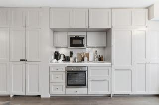 Stylish Yorkville 1BR Den Condo Sleeps 5 - 2