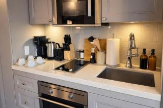 Stylish Yorkville 1BR Den Condo Sleeps 5 - 1