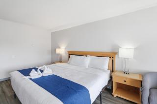 Canada's Best Value Desert Inn & Suites - 6