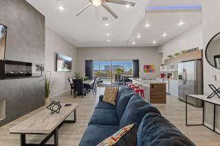 Miami Style Pool House 4 Bed 3 and a Half Bath Villa - 6
