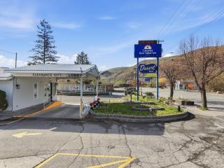 Canada's Best Value Desert Inn & Suites - 4