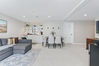 Cozy Escape 2 bdrm suite close to DT UBC & Airport - 5