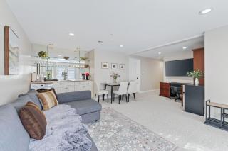 Cozy Escape 2 bdrm suite close to DT UBC & Airport - 3