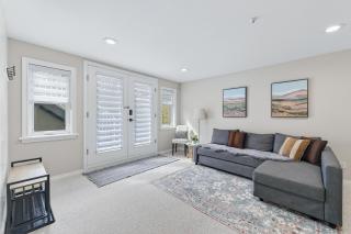 Cozy Escape 2 bdrm suite close to DT UBC & Airport - 2