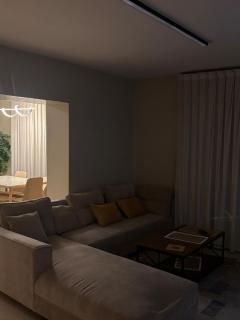 Two rooms and a lounge overlooking the Narcissus Hotel and the Kingdom Tower - 3