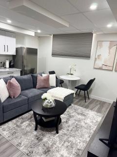 Velvet and Rose Elegant Private 2BR Basement Suite - 9