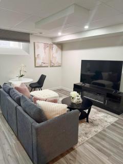 Velvet and Rose Elegant Private 2BR Basement Suite - 4