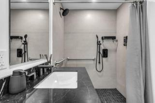 Brand New Downtown Stay 15th Floor Parking Amenities - 9