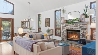 Escape the City by AvantStay Screened Sunroom Stone Fireplace Cathedral Ceilings Lake Naomi Club Pocono Pines - 5