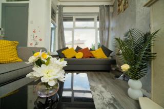 4 Bedroom House Sleeps 8 Free Parking & WiFi - 8