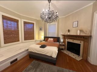 -No41- Elegant Spacious Room in a House - 20 min Drive to Downtown & 10 min walk to Commuter Rail at Newton Boston - 0