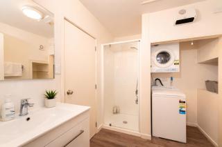 Cosy 2BR Unit - Walk to Town & Sleeps 5 - 2