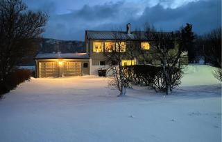 Beach Front Home In Engeløya With House A Panoramic View - 9