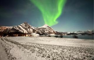 Beach Front Home In Engeløya With House A Panoramic View - 4