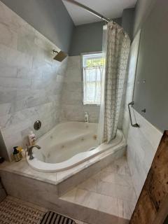 -43- Elegant Spacious Room in a House - 20 min Drive to Downtown & 10 min walk to Commuter Rail at Newton Boston - 6