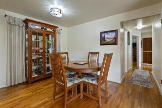 Mellow Yellow - 7 Minutes to UO & 4 Minutes to Downtown home - 6