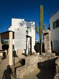 Modern 2BR -3BA Home with Pool and Parking - 4